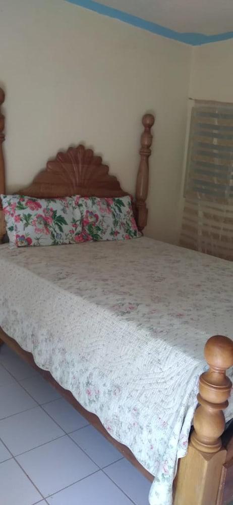 Charming 1-bed Cottage in St Catherine Jamaica - Room