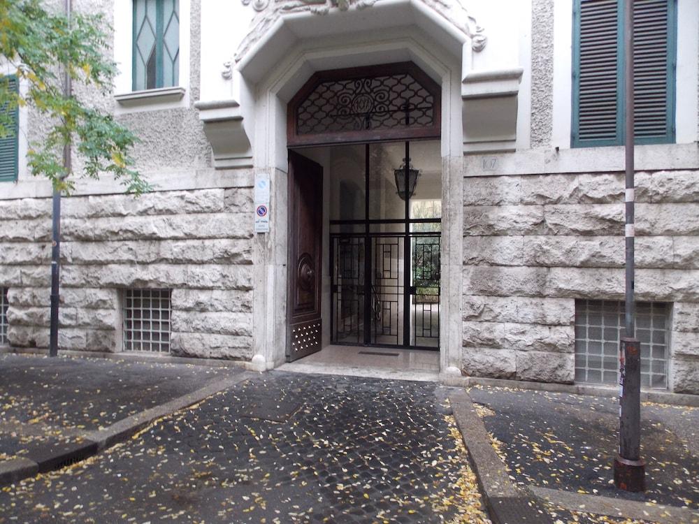 Holiday House Roma Vaticano - Front of Property