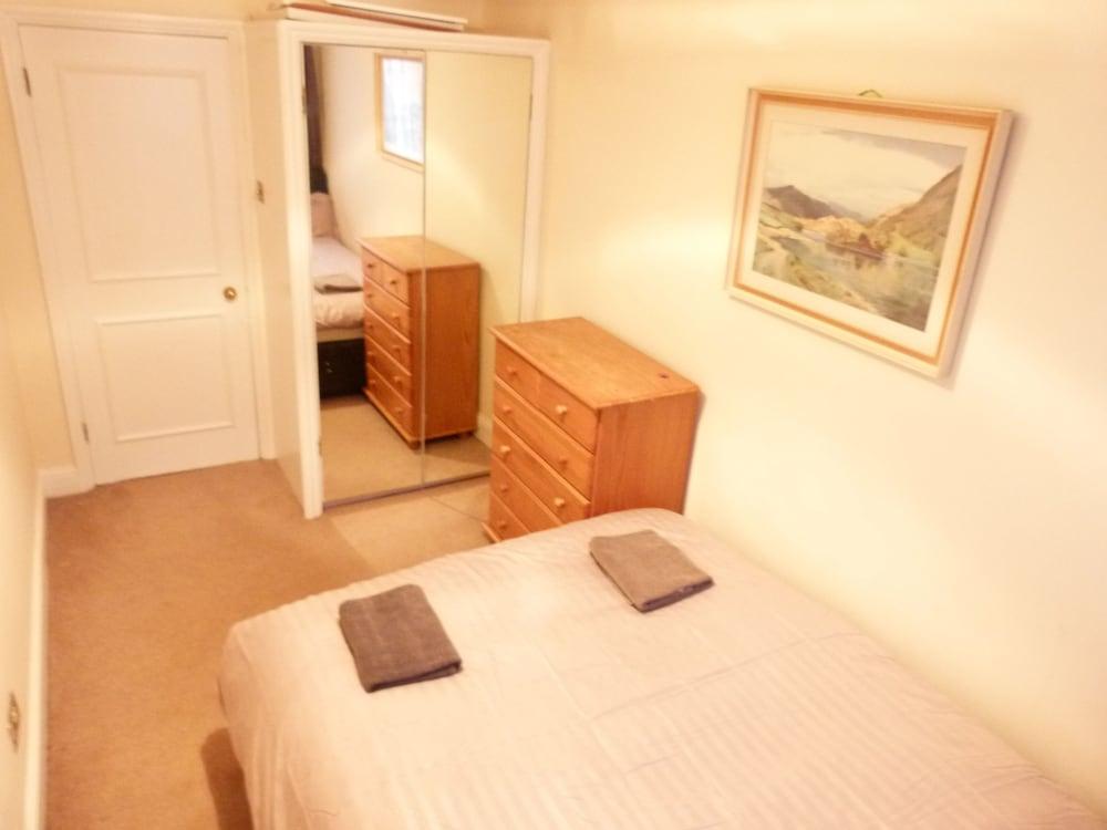 SS Property Hub - Central London Family Apartment - Room