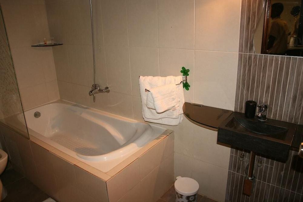 Business Hotel - Deep Soaking Bathtub