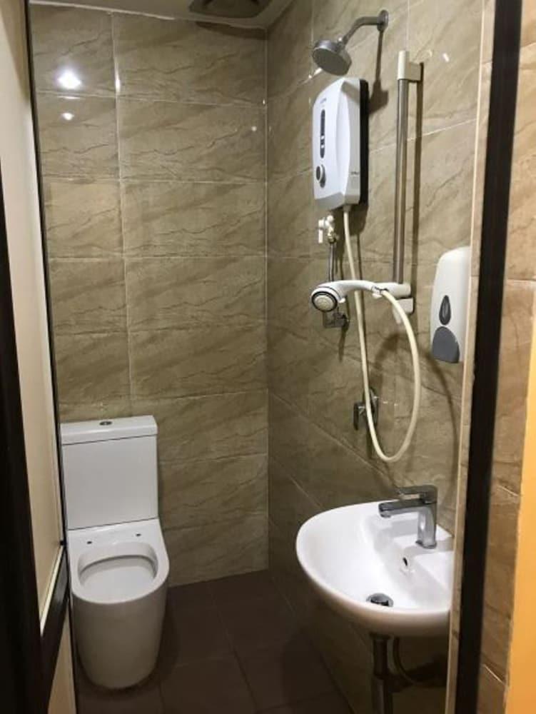 De'Mawardah Inn Hotel - Bathroom