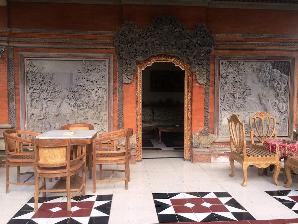 Puri Sangkih - Lobby Sitting Area