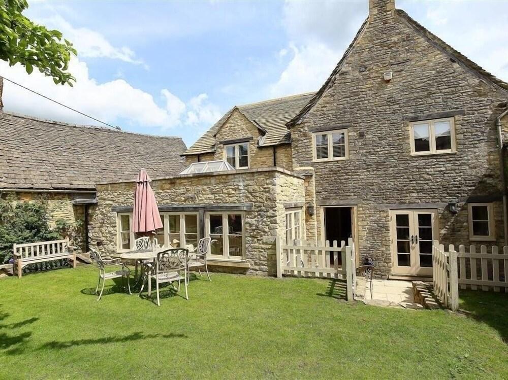 Coach House Burford - Featured Image