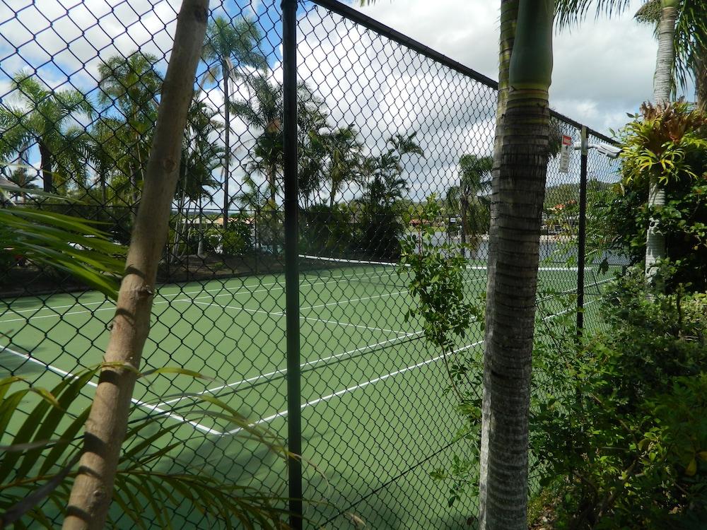 آيزل أوف بالمز ريزورت - Tennis Court