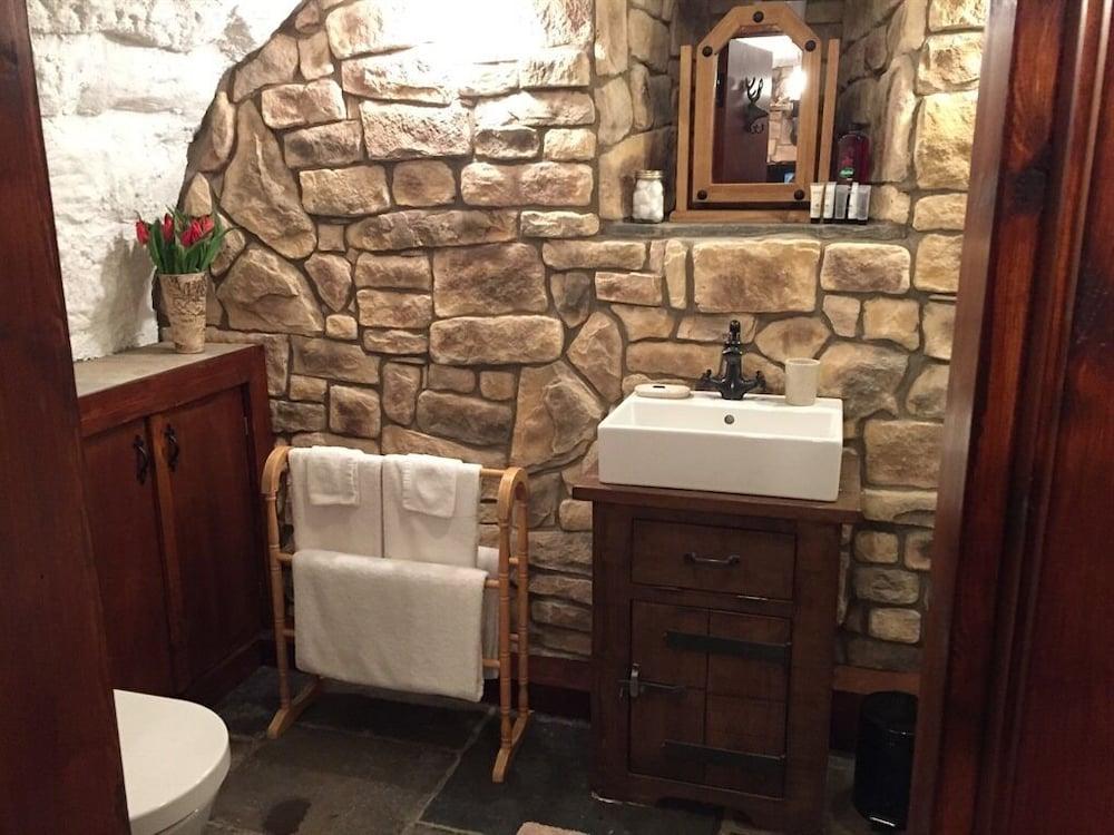 Castle Levan B&B - Bathroom