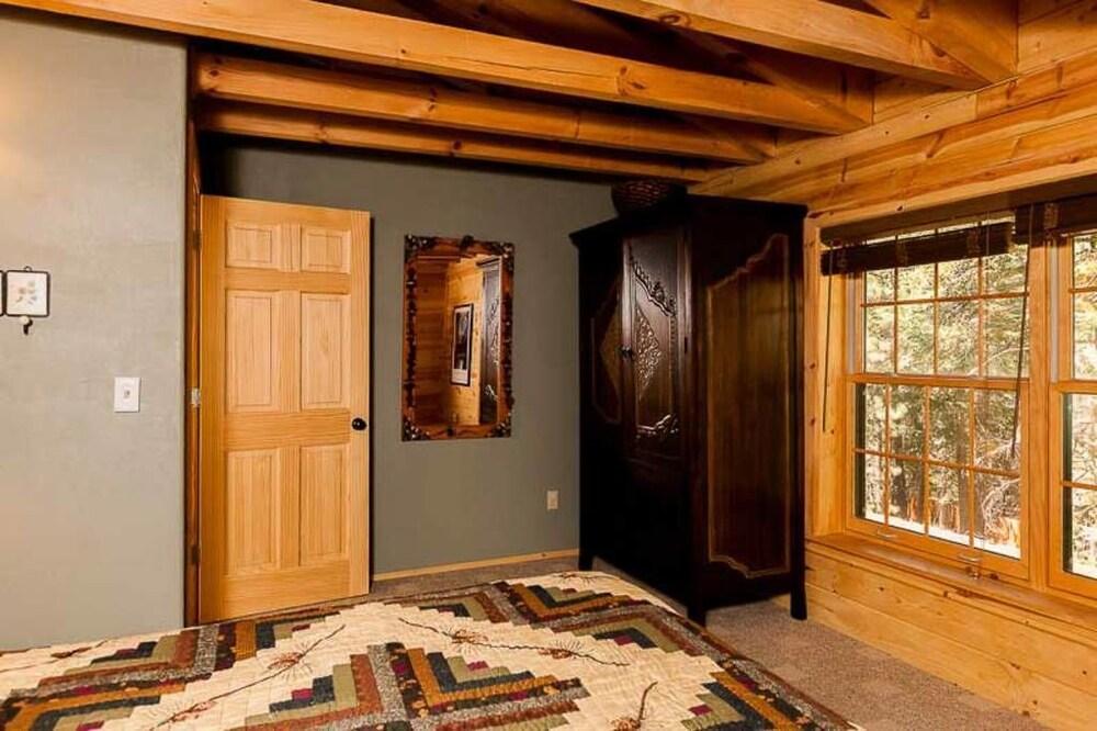 The Tahoe Moose Lodge  1170ac 4 Bedroom Home - Room