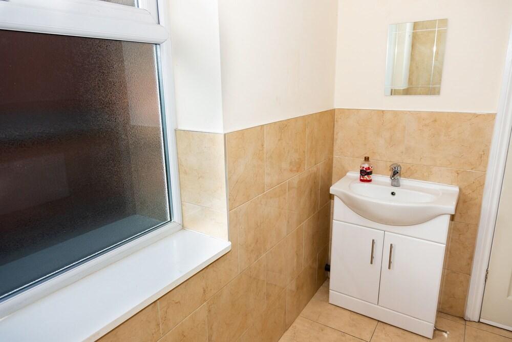 Alexander Apartments North Shields - Bathroom