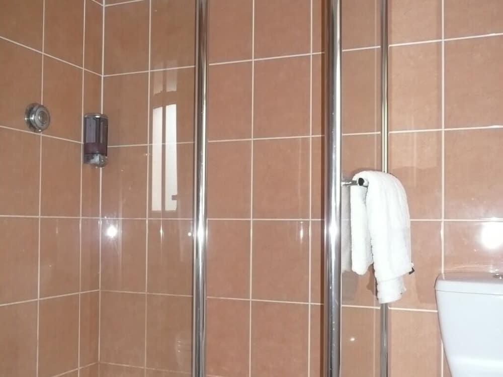 ذا بير إن آند بورووش موتل - Bathroom