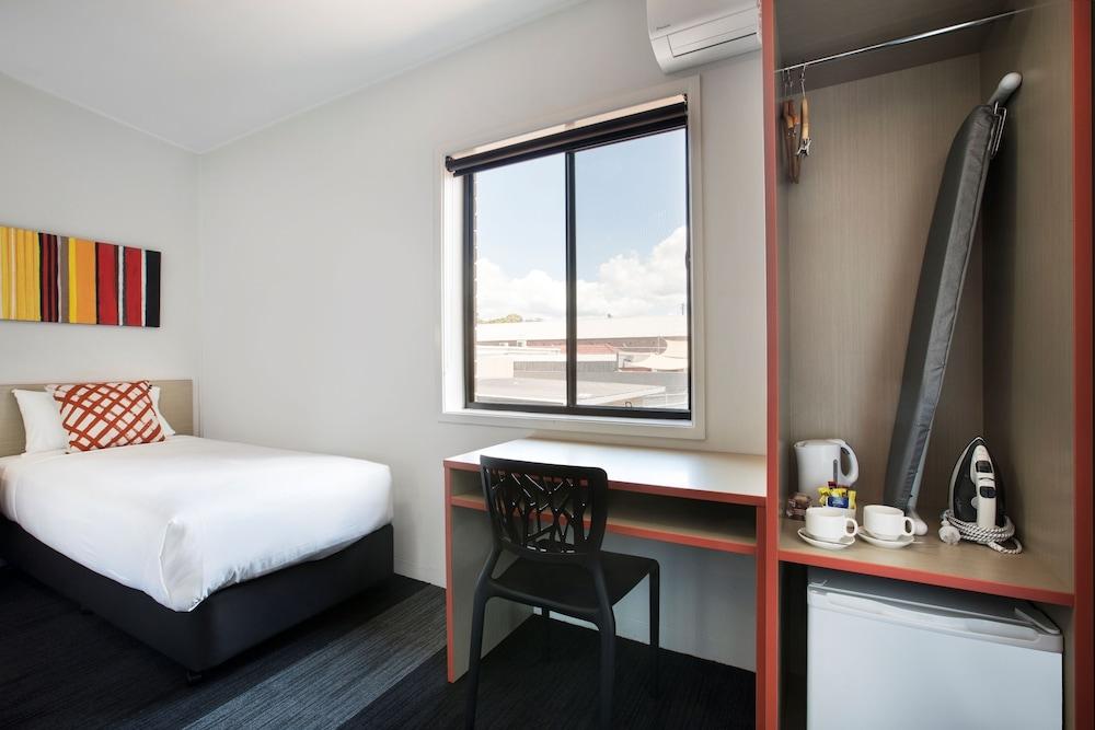Villawood Hotel - Room