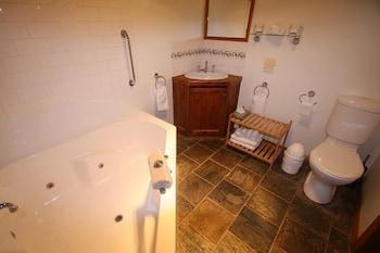 Apollo Bay Cottages - Bathroom