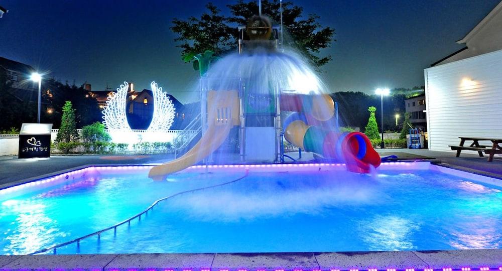 جيونغجو جي ترافيل بنسيون - Outdoor Pool