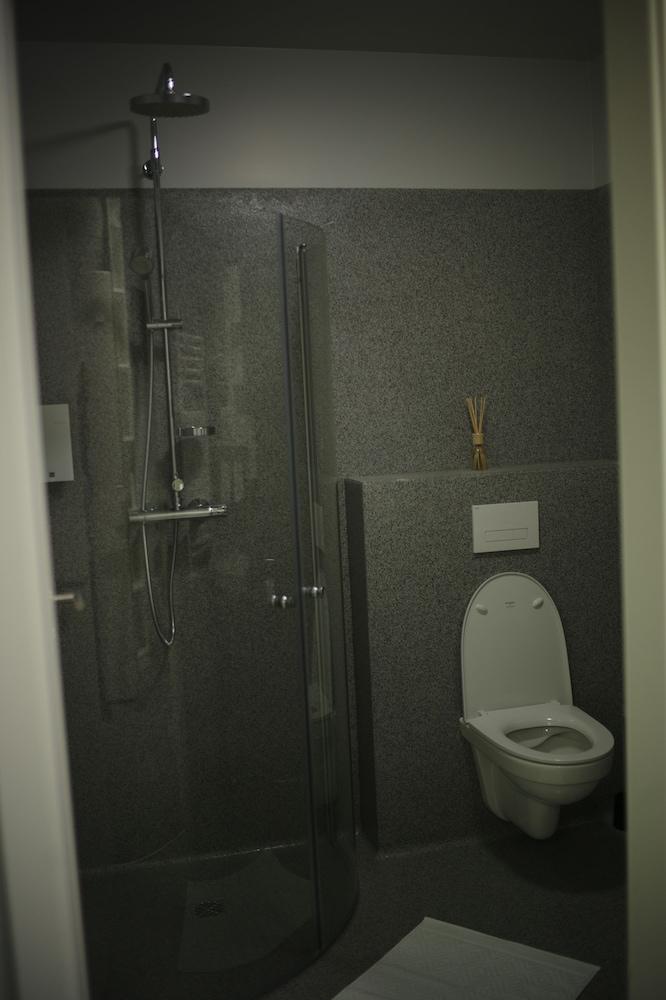 Tjarna Hotel - Bathroom