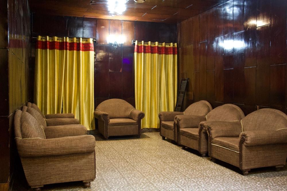 Hotel Mayur - Lobby Sitting Area