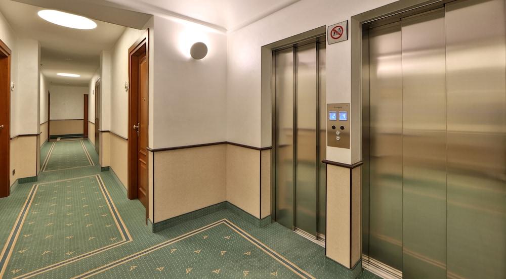 Best Western Plus Hotel Genova - Interior Entrance