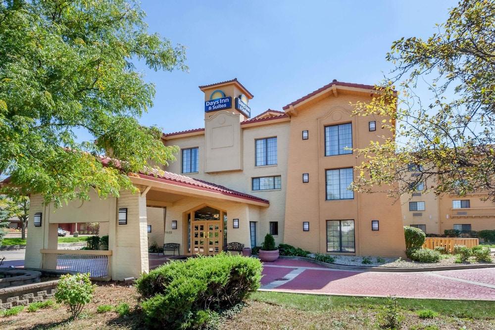Days Inn & Suites by Wyndham Arlington Heights - Featured Image