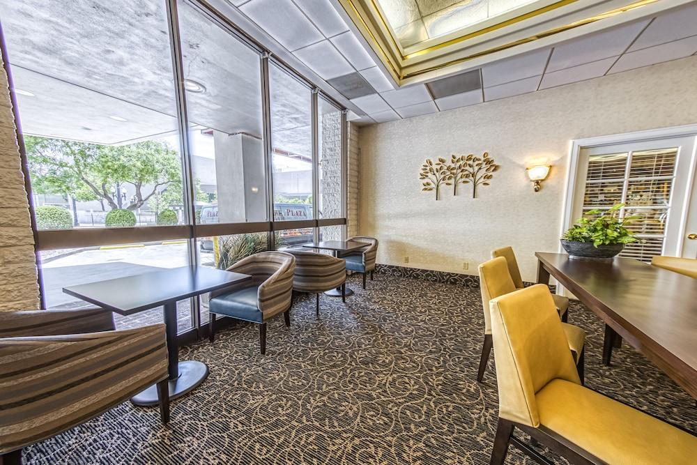 Salt Lake Plaza Hotel SureStay Collection by Best Western - Lobby Sitting Area