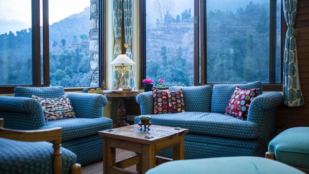 Soulitude In The Himalayas - Lobby Sitting Area