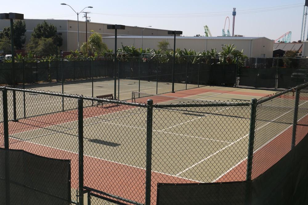 Knott's Hotel - Tennis Court