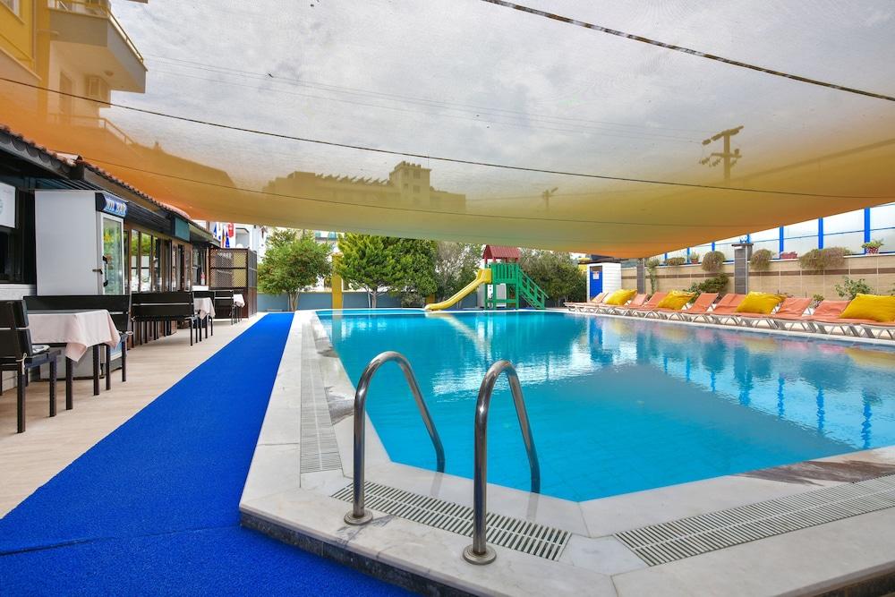 Nil Hotel - Outdoor Pool