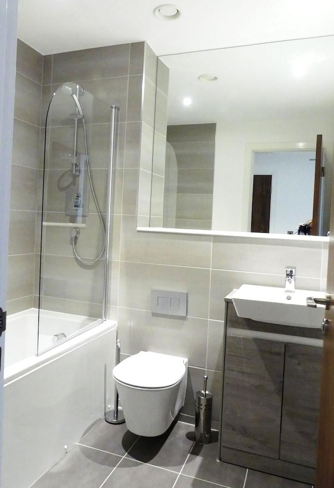 Churchill Place Basingstoke - Bathroom