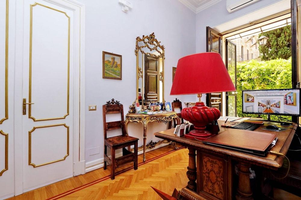 Domus Monamì Luxury Suites - Interior Entrance
