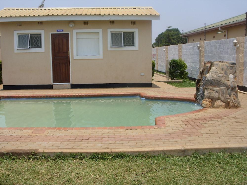 Lusaka Mosi-O-Tunya Executive Lodge - Outdoor Pool