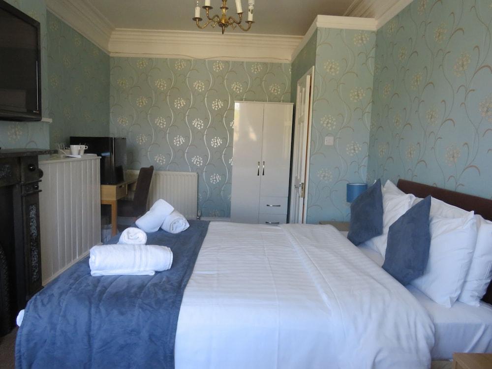 The Queens Arms Hotel - Room