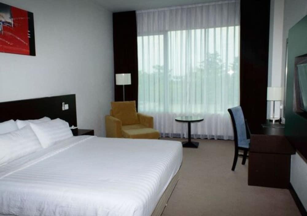 King's Hotel Nagoya Batam - Room
