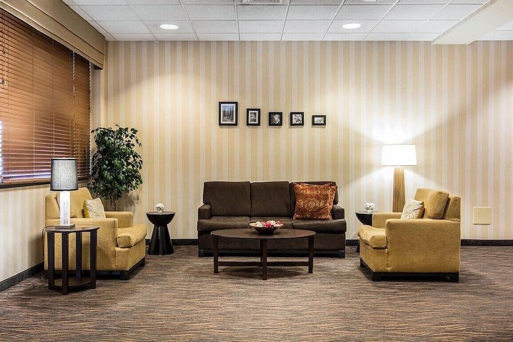 Quality Suites Lake Wright - Norfolk Airport - Lobby Sitting Area