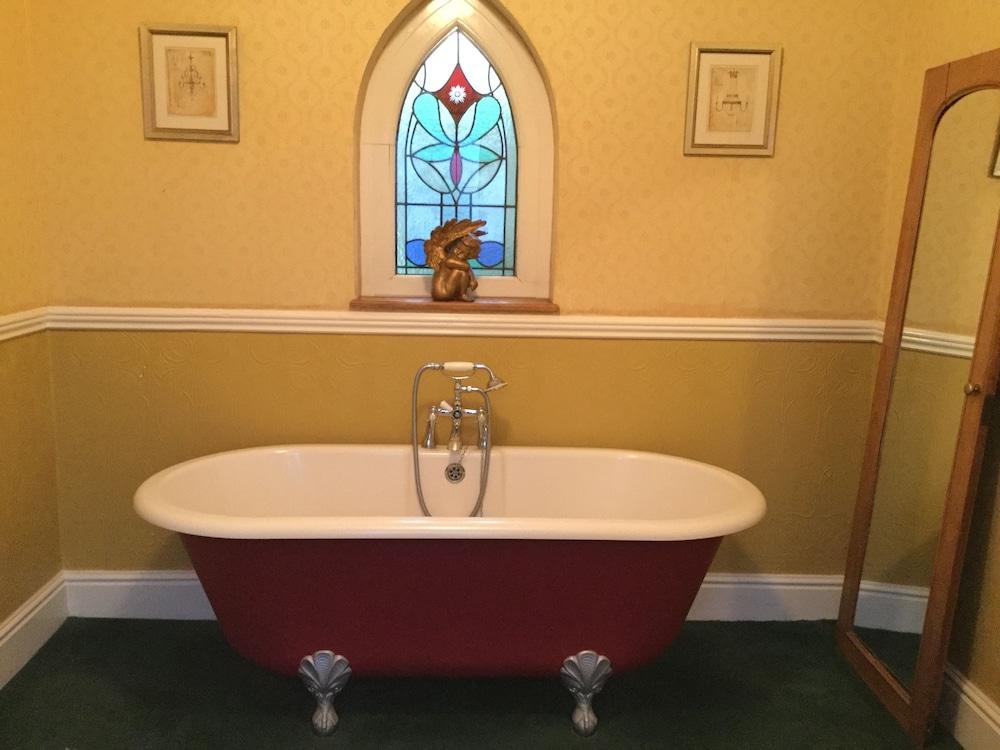 Llwyn Country House - Deep Soaking Bathtub