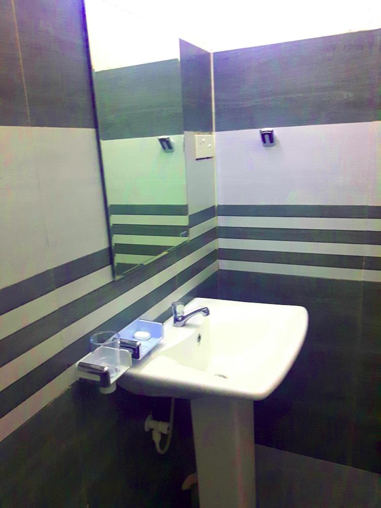 Nadee Villa Guest House - Bathroom Sink