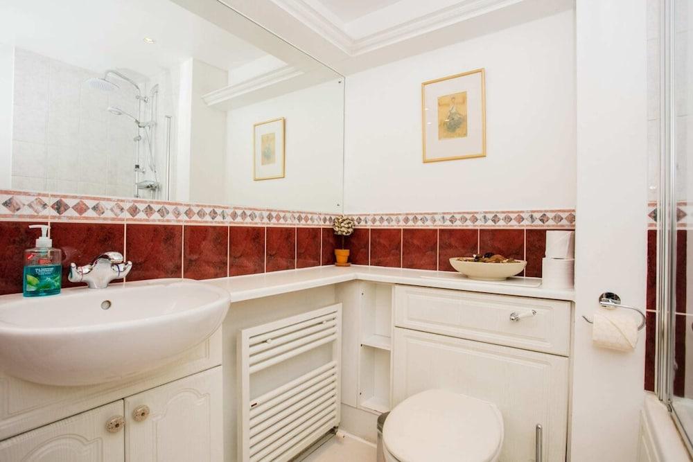 1 Bedroom Apartment near St. Paul's Cathedral - Bathroom