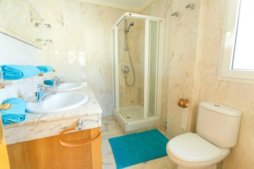 Villa Luxury Puerto Marina - Bathroom