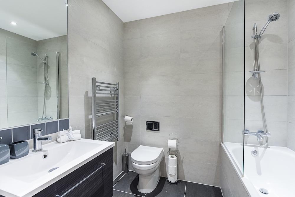 Cornwall House Apartments - Bathroom