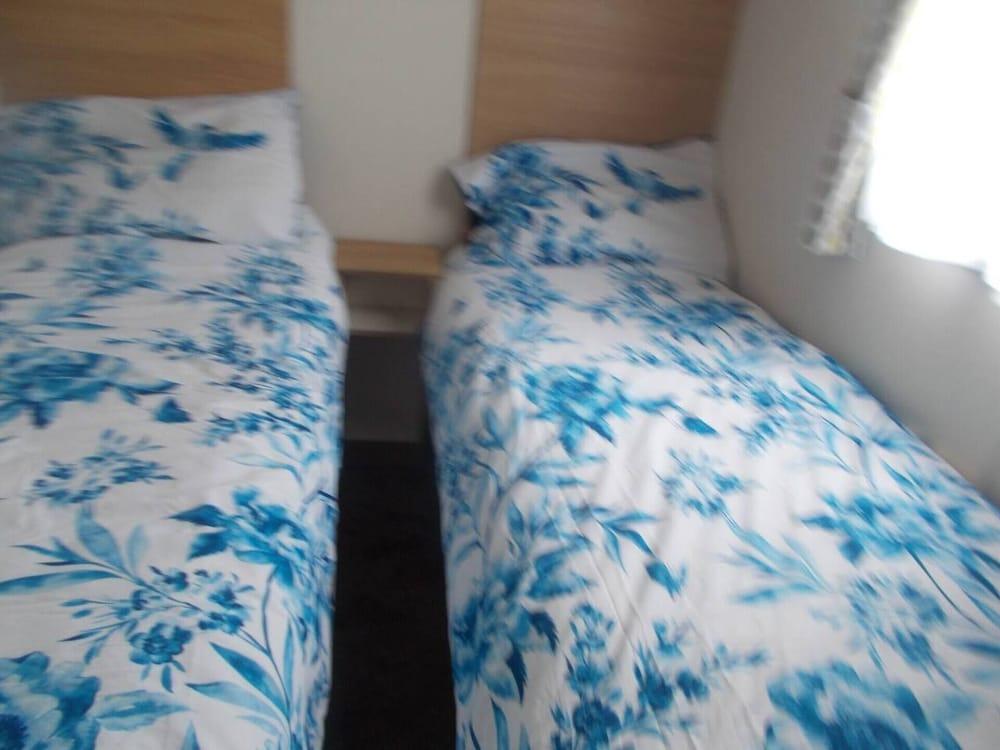 3 bed Caravan Abergel - Room