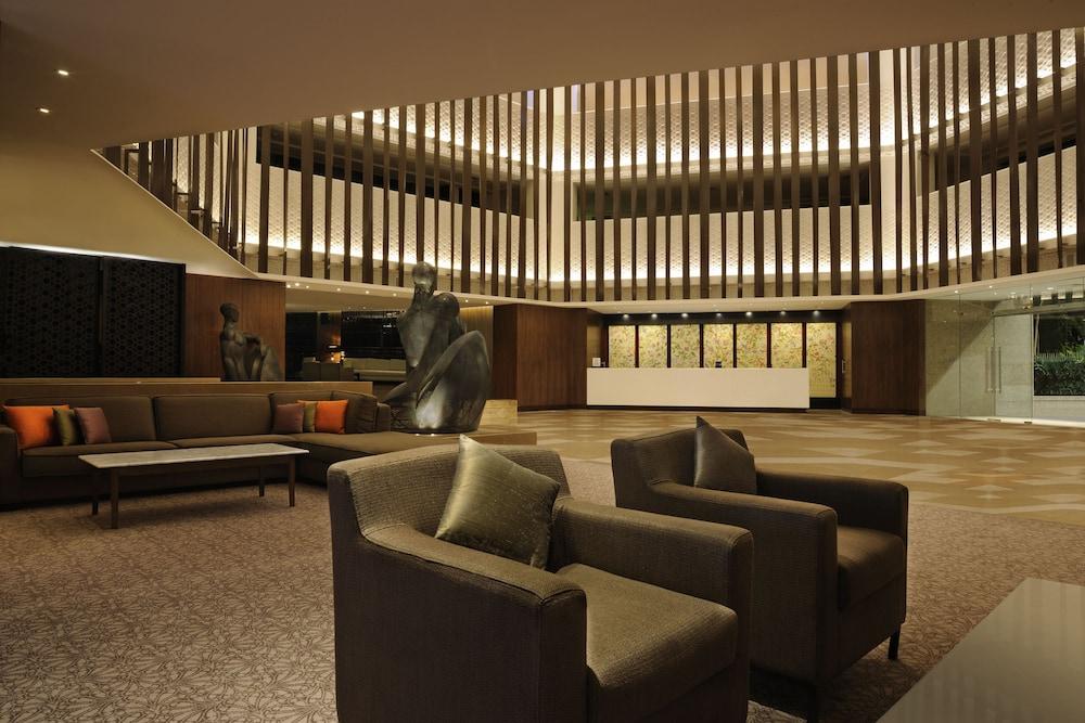 Hilton Bangalore Embassy GolfLinks - Lobby Sitting Area