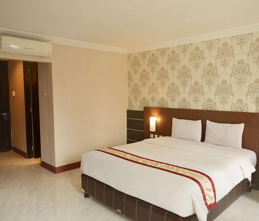 Hotel 88 Diponegoro - Featured Image