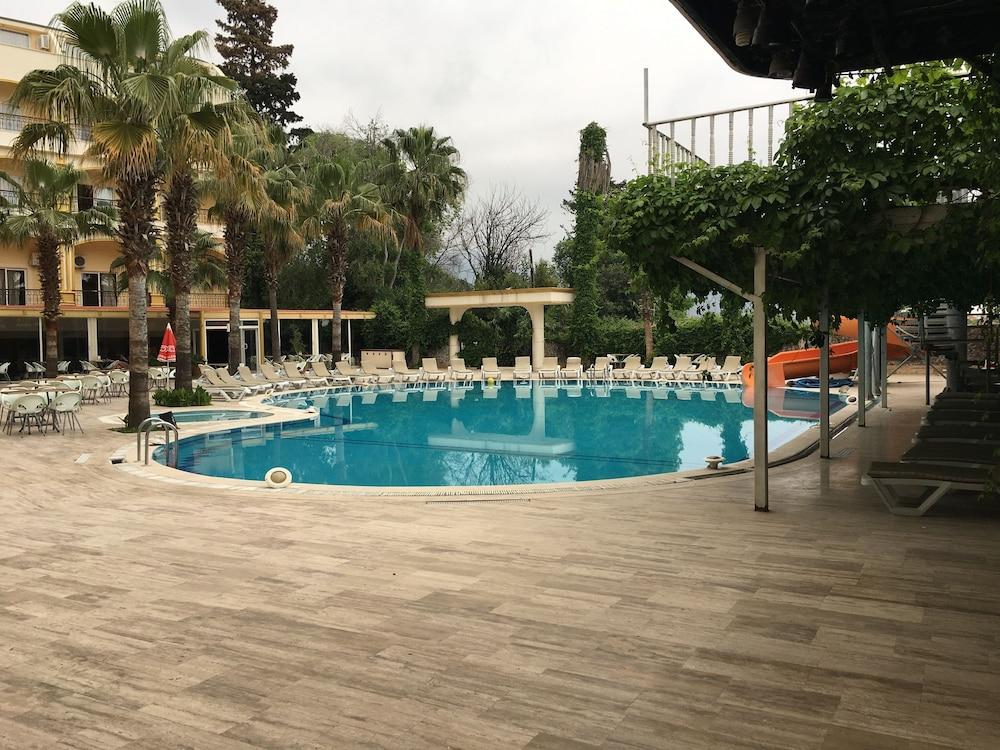 Armir Palace - Pool