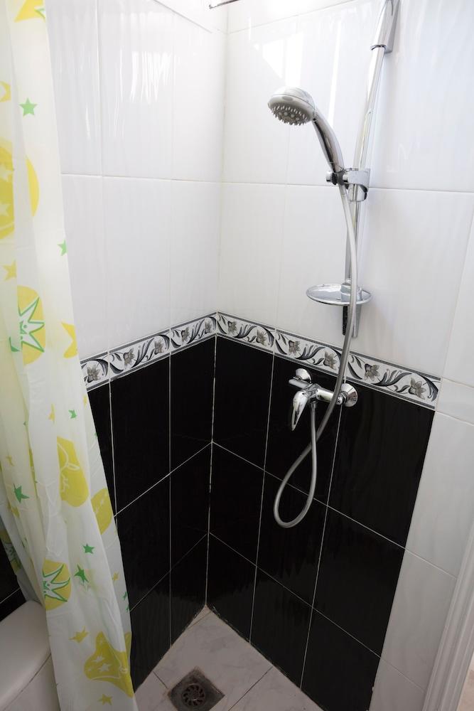 Charmin & Trendy Apartment Marsa Beach - Bathroom Shower