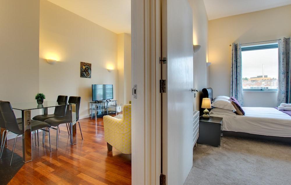 Week2Week Fabulous 1 Bedroom City Centre Apartment - Living Area