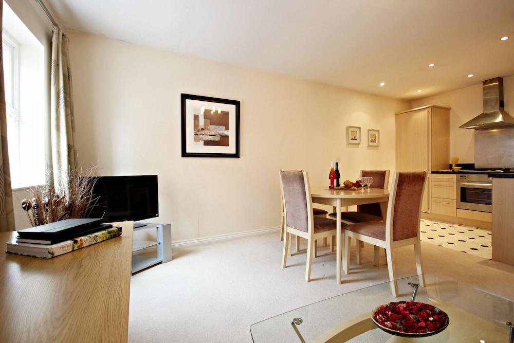 Berkshire Rooms-Reading - Living Area
