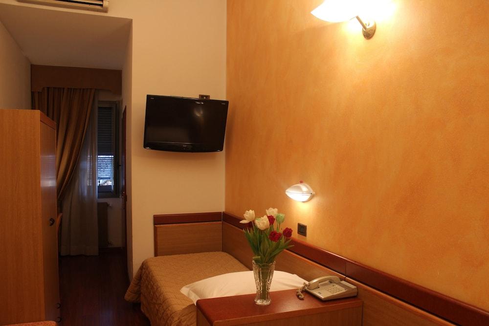 Hotel Aspromonte - Room
