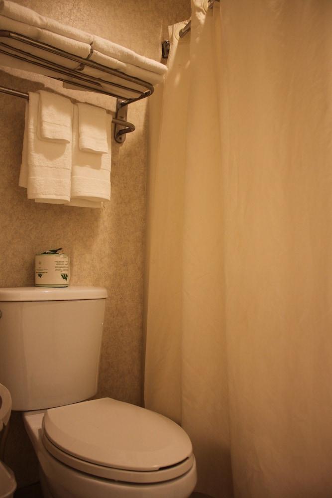 بورت أوف تاكوما إن - Bathroom