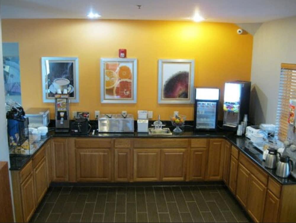Harrisburg Inn and Suites - Breakfast Area