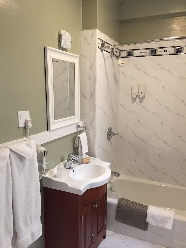 Post Hotel - Bathroom