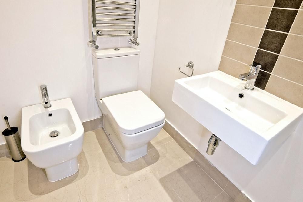 Oxbridge Apartments - Bathroom