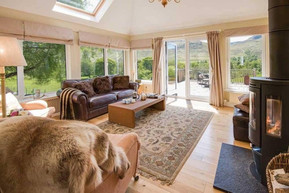 Craigeanie Farmhouse - Living Room