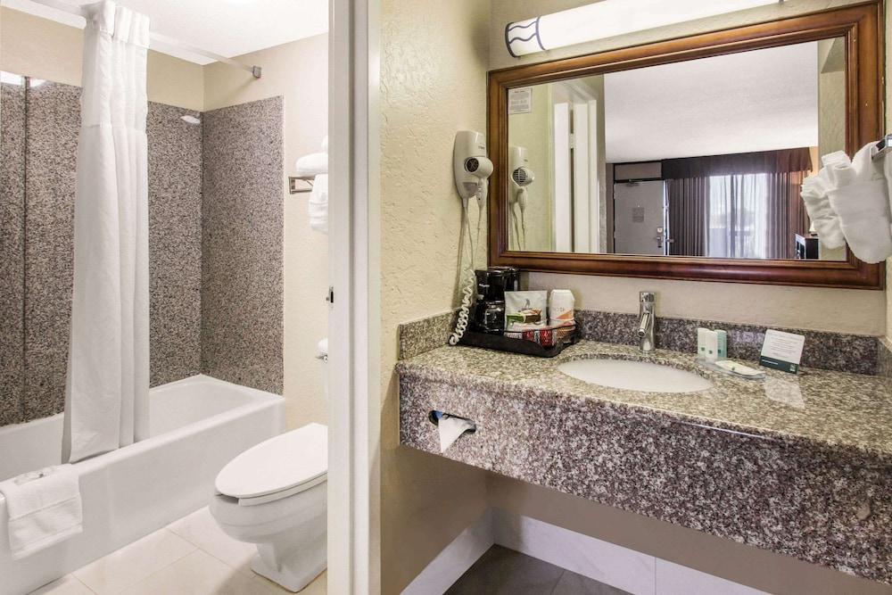 Quality Inn & Conference Center - Bathroom
