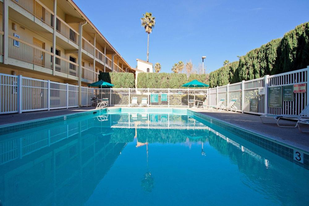 Super 8 by Wyndham San Bernardino - Pool
