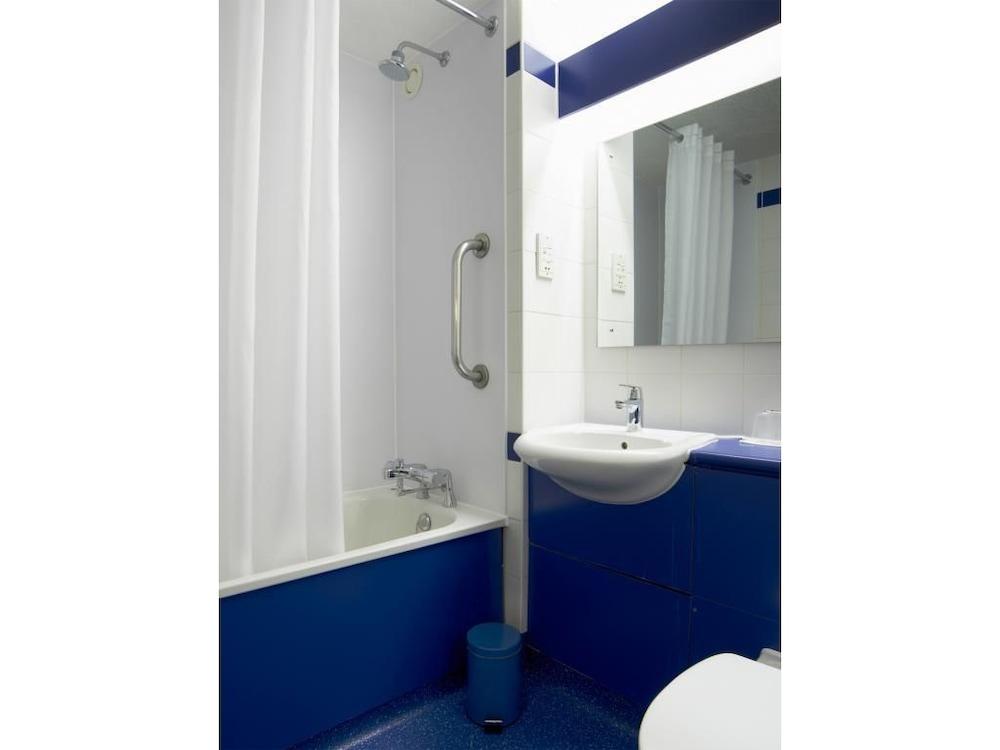 Travelodge Aberdeen Bucksburn - Bathroom
